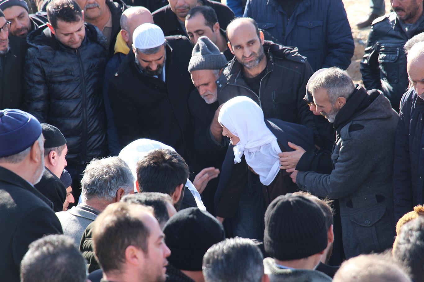 Elazığ'daki depremde hayatını kaybeden 2 küçük kardeş aynı tabuta konuldu